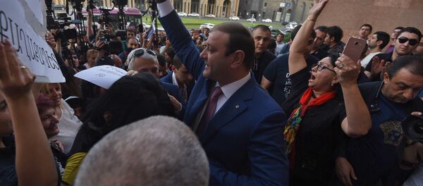 Mэр Еревана Тарон Маркарян в окружении сторонников перед зданием городской администрации (16 мая 2018). Ереван - Sputnik Армения