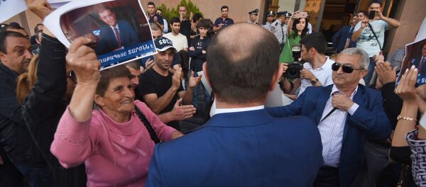 Mэр Еревана Тарон Маргарян в окружении сторонников перед зданием городской администрации (16 мая 2018). Ереван - Sputnik Արմենիա