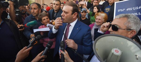 Mэр Еревана Тарон Маргарян пообщался с журналистами перед зданием городской администрации (16 мая 2018). Ереван - Sputnik Армения