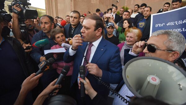 Mэр Еревана Тарон Маргарян пообщался с журналистами перед зданием городской администрации (16 мая 2018). Ереван - Sputnik Արմենիա