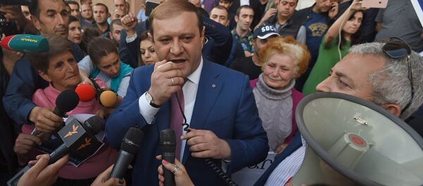 Mэр Еревана Тарон Маргарян пообщался с журналистами перед зданием городской администрации (16 мая 2018). Ереван - Sputnik Армения