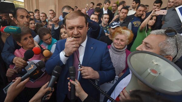 Mэр Еревана Тарон Маркарян пообщался с журналистами перед зданием городской администрации (16 мая 2018). Ереван - Sputnik Արմենիա
