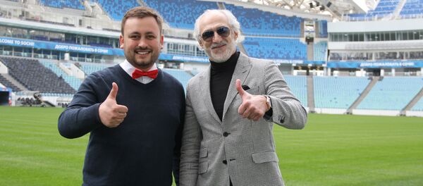 Наивные Путешественники с Ахриком Цвейбой – легендарным советским, российским и украинским футболистом. Наивные Путешественники с Ахриком Цвейбой – легендарным советским, российским и украинским футболистом. - Sputnik Армения