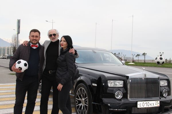 Прогулка на «Роллс-Ройсе» с Ахриком Цвейбой. Прогулка на «Роллс-Ройсе» с Ахриком Цвейбой. - Sputnik Армения