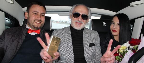 Прогулка на «Роллс-Ройсе» с Ахриком Цвейбой. Прогулка на «Роллс-Ройсе» с Ахриком Цвейбой. - Sputnik Армения