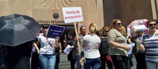 Сторонники действующего мэра Тарона Маркаряна перед зданием городской администрации (17 мая 2018). Еревaн Сторонники действующего мэра Тарона Маркаряна перед зданием городской администрации (17 мая 2018). Еревaн - Sputnik Արմենիա