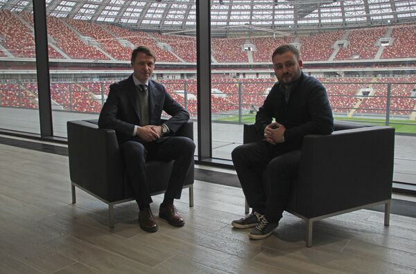 Марат берет интервью у Олега Кононова на стадионе “Лужники” Марат берет интервью у Олега Кононова на стадионе “Лужники” - Sputnik Армения