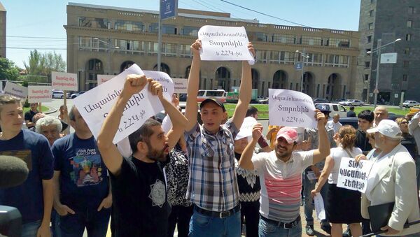 Сторонники и противники действующего мэра Тарона Маркаряна перед зданием городской администрации (17 мая 2018). Еревaн - Sputnik Армения
