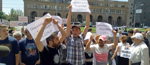 Сторонники и противники действующего мэра Тарона Маркаряна перед зданием городской администрации (17 мая 2018). Еревaн - Sputnik Армения