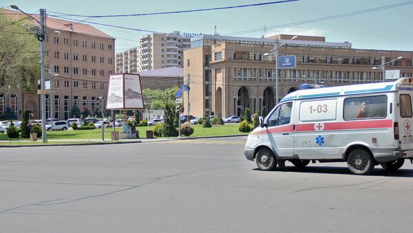 Карета скорой помощи на перекрестке улиц Григора Лусаворича и Аргишти - Sputnik Армения
