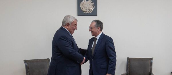 Министр иностранных дел Армении Зограб Мнацаканян и Генеральный секретарь ОДКБ Юрий Хачатуров - Sputnik Армения