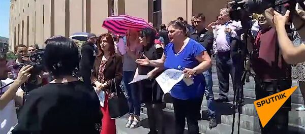 Противники и сторонники градоначальника Тарона Маркаряна - Sputnik Արմենիա