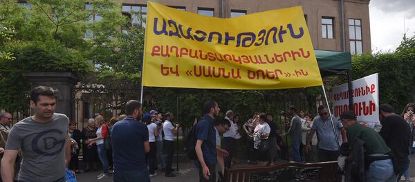 Активисты с транспорантом об освобождении политзаключенных и членов Сасна Црер на заблокированном проспекте Аршакуняц (17 мая 2018). Еревaн Активисты с транспорантом об освобождении политзаключенных и членов Сасна Црер на заблокированном проспекте Аршакуняц (17 мая 2018). Еревaн - Sputnik Արմենիա