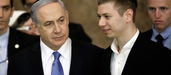 Премьер-министр Израиля Биньямин Нетаньяху с сыном Яиром Нетаньяху у стены плача после победы его партии Ликуд на всеобщих выборах (18 марта 2015). Иерусалим, Израиль Премьер-министр Израиля Биньямин Нетаньяху с сыном Яиром Нетаньяху у стены плача после победы его партии Ликуд на всеобщих выборах (18 марта 2015). Иерусалим, Израиль - Sputnik Արմենիա