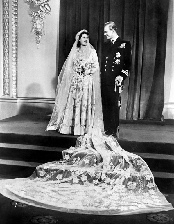 Անգլիայի արքայադուստր Եղիսաբեթը և Էդինբուրգի հերցոգ Ֆիլիպն իրենց հարսանիքի օրը Բուկինհեմյան պալատում (1947թ-ի նոյեմբերի 20)։ Լոնդոն, Մեծ Բրիտանիա։ - Sputnik Արմենիա