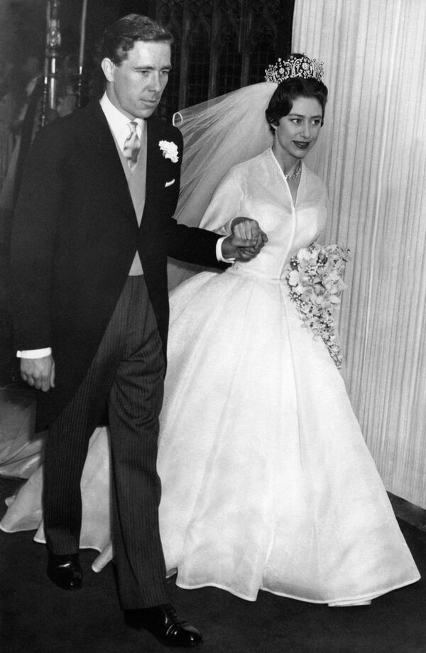 Новобрачная Принцесса Маргарет, младшая сестра Британской королевы Елизаветы II, со своим мужем - фотографом Энтони Армстронг-Джонсом, в день своей свадьбы (06 мая 1960 года). Вестминстерское аббатство, Лондoн, Великобритaния - Sputnik Армения