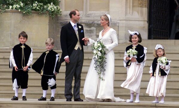 Արքայազն Էդուարդը կնոջ՝ Սոֆի Ռիս-Ջոնսի հետ լքում է Վինձորյան ամրոցի  Սուրբ Գեորգի մատուռը (1999թ-ի հունիսի 19)։ Վինձոր, Մեծ Բրիտանիա։ - Sputnik Արմենիա