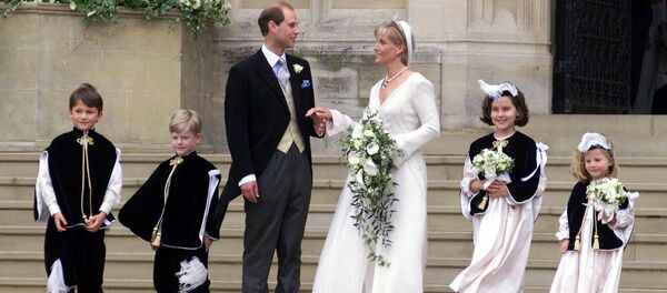 Принц Эдуард со своей женой Софи Рис-Джонс покидают часовню Святого Георгия в Виндзорском замке (19 июня 1999). Виндзор, Великобритания Принц Эдуард со своей женой Софи Рис-Джонс покидают часовню Святого Георгия в Виндзорском замке (19 июня 1999). Виндзор, Великобритания - Sputnik Արմենիա