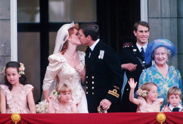 Արքայազն Էնդրյուն հարսանեկան արարողությունից հետո Բուքինգհեմյան պալատի պատշգամբում համբուրում է իր հարսնացուին՝ Սառա Ֆերգյուսոնին (1986 թվականի հուլիսի 23, Լոնդոն, Միացյալ Թագավորություն) - Sputnik Արմենիա