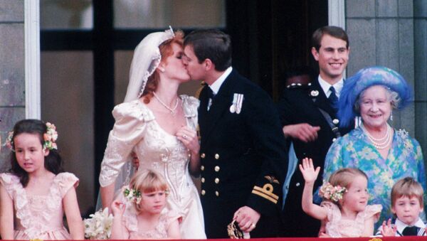 Принц Эндрю целует свою невесту Сару Фергюсон на балконе Букингемского Дворца после свадьбы в Вестминистерском аббатстве (23 июля 1986 года). Лондoн, Великобритaния - Sputnik Армения