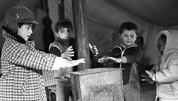 Дети греющиеся у печи - Sputnik Армения
