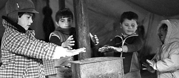 Дети греющиеся у печи - Sputnik Армения