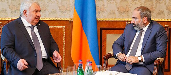 Премьер-министр Армении Никол Пашинян принял генерального секретаря ОДКБ Юрия Хачатурова (17 мая 2018). Еревaн - Sputnik Армения