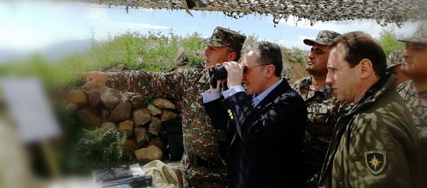 Министры обороны Давод Тоноян и иностранных дел Зограб Мнацаканян на армяно-азербайджанской границе (18 мая 2018). - Sputnik Армения