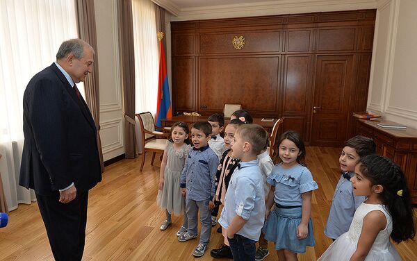 Президент Армении Армен Саркисян принял детей (18 мая 2018). Ереван - Sputnik Армения
