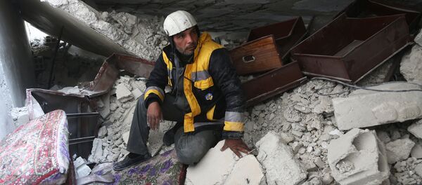 Член белых касок 45-летний Самир Салим в развалинах своего дома (12 февраля 2018). Медейра, Восточная Гута, Сирия Член белых касок 45-летний Самир Салим в развалинах своего дома (12 февраля 2018). Медейра, Восточная Гута, Сирия - Sputnik Армения