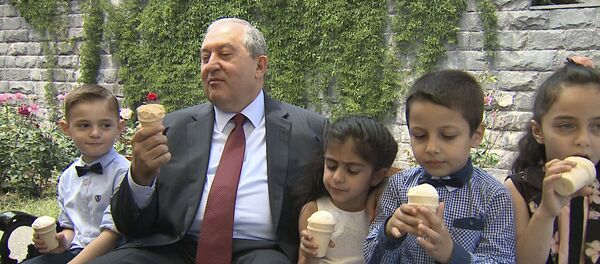 ՀՀ նախագահը մանուկների հետ պաղպաղակ է վայելում իր նստավայրում ՀՀ նախագահը մանուկների հետ պաղպաղակ է վայելում իր նստավայրում - Sputnik Արմենիա