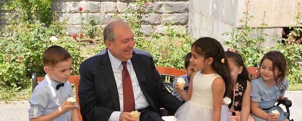 Президент Армении Армен Саркисян принял детей (18 мая 2018). Ереван Президент Армении Армен Саркисян принял детей (18 мая 2018). Ереван - Sputnik Армения