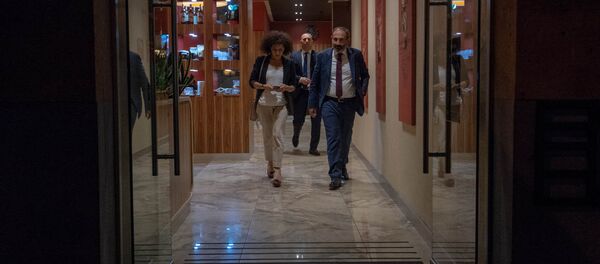 Премьер-министр Армении Никол Пашинян с супругой Анной Акопян в столичном кафе (18 мая 2018). Еревaн Премьер-министр Армении Никол Пашинян с супругой Анной Акопян в столичном кафе (18 мая 2018). Еревaн - Sputnik Արմենիա