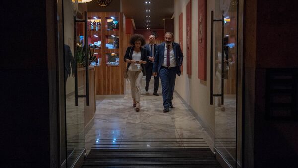 Премьер-министр Армении Никол Пашинян с супругой Анной Акопян в столичном кафе (18 мая 2018). Еревaн - Sputnik Արմենիա