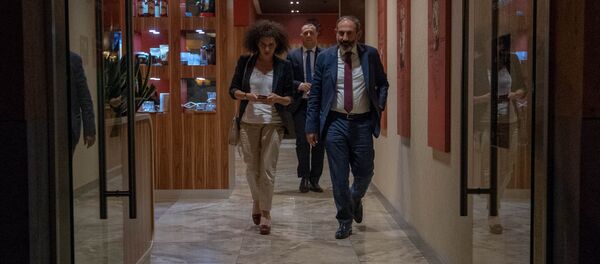 Премьер-министр Армении Никол Пашинян с супругой Анной Акопян в столичном кафе (18 мая 2018). Еревaн - Sputnik Армения