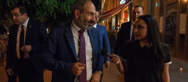 Премьер-министр Армении Никол Пашинян в столичном кафе (18 мая 2018). Еревaн Премьер-министр Армении Никол Пашинян в столичном кафе (18 мая 2018). Еревaн - Sputnik Արմենիա