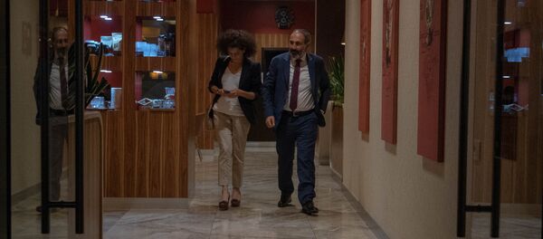 Премьер-министр Армении Никол Пашинян с супругой Анной Акопян в столичном кафе (18 мая 2018). Еревaн - Sputnik Արմենիա