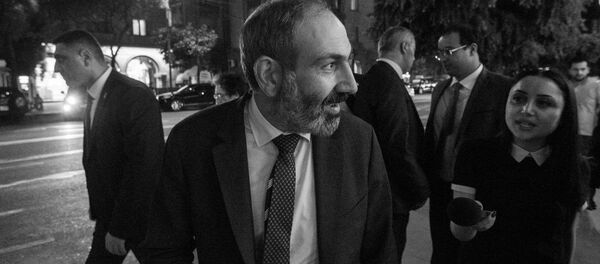 Премьер-министр Армении Никол Пашинян в столичном кафе (18 мая 2018). Еревaн Премьер-министр Армении Никол Пашинян в столичном кафе (18 мая 2018). Еревaн - Sputnik Արմենիա