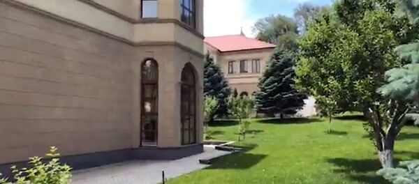 Соседнее здание с правительственным особняком премьер-министра Армении Никола Пашиняна - Sputnik Արմենիա