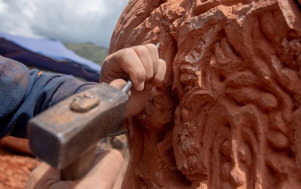 Итальянский скульптор Массимо Липпи работает над своим проектом Сердце на Международном симпозиуме скульптуры в Апаране - Sputnik Армения
