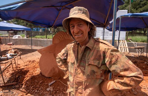 Итало-армянский скульптор Виген Аветис на Международном симпозиуме скульптуры в Апаране - Sputnik Արմենիա