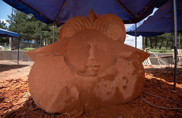 Скульптура Солнце итало-армянского скульптора Вигена Аветиса на Международном симпозиуме скульптуры в Апаране - Sputnik Արմենիա