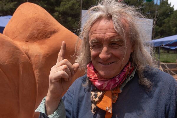 Итальянский скульптор Массимо Липпи рядом со своим проектом Сердце на Международном симпозиуме скульптуры в Апаране - Sputnik Արմենիա