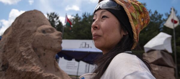 Скульптор из Японии Кумико Сузуки и Ара Прекрасный на Международном симпозиуме скульптуры в Апаране - Sputnik Արմենիա