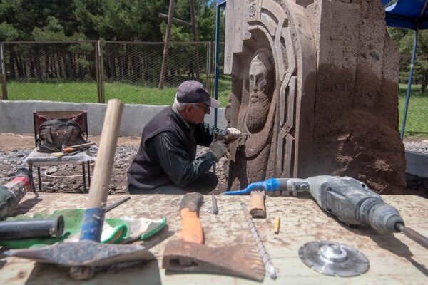 Скульптор Ованнес Григорян на Международном симпозиуме скульптуры в Апаране - Sputnik Արմենիա