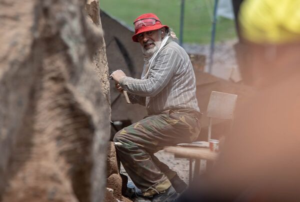 Скульптор Джонни Шаинян и его скульптура Молитва на Международном симпозиуме скульптуры в Апаране - Sputnik Արմենիա