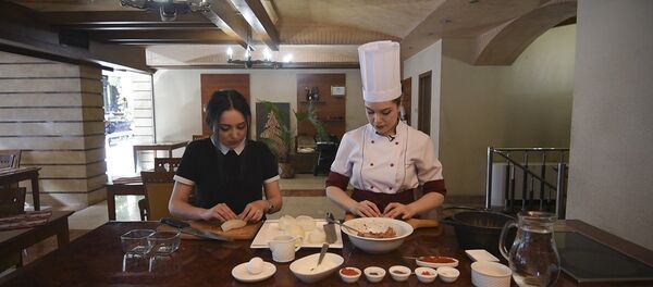 Հյուր շեֆ-խոհարարին. ինչպես պատրաստել Սոխի տոլմա Հյուր շեֆ-խոհարարին. ինչպես պատրաստել Սոխի տոլմա - Sputnik Արմենիա