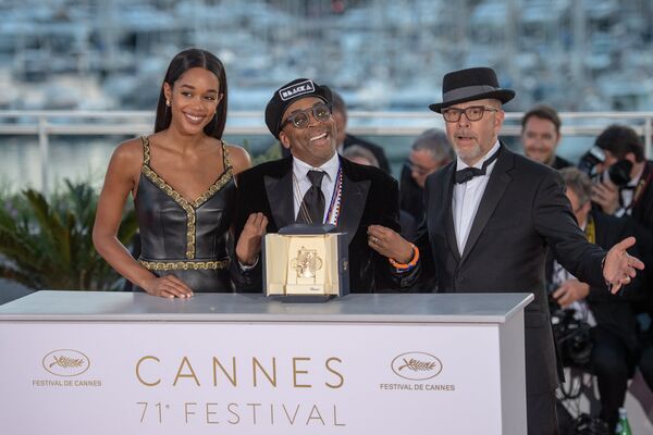 Актриса Лора Хэрриер, режиссер Спайк Ли и актер Гари Олдман (слева направо) на фотосессии победителей в рамках церемонии закрытия 71-го Каннского международного кинофестиваля (19 мая 2018). Канны, Франция - Sputnik Армения