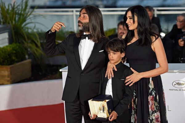 Режиссер Надин Лабаки с мужем и продюсером Халедом Музаннаром и актером Заином Аль-Рафея (в центре) на фотосессии победителей в рамках церемонии закрытия 71-го Каннского международного кинофестиваля (19 мая 2018). Канны, Франция - Sputnik Армения