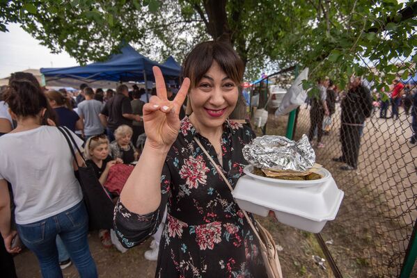 Посетители на фестивале Толмы (20 мая 2018). Село Хнаберд, Араратская область - Sputnik Армения